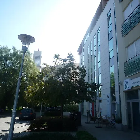 Omega Bukowska *
